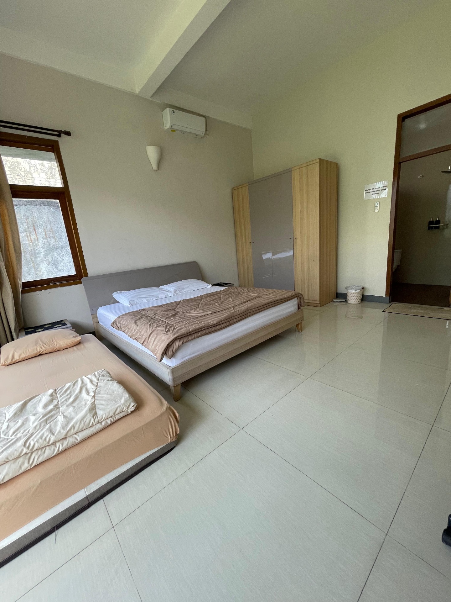 Bright bedroom with ensuite bath