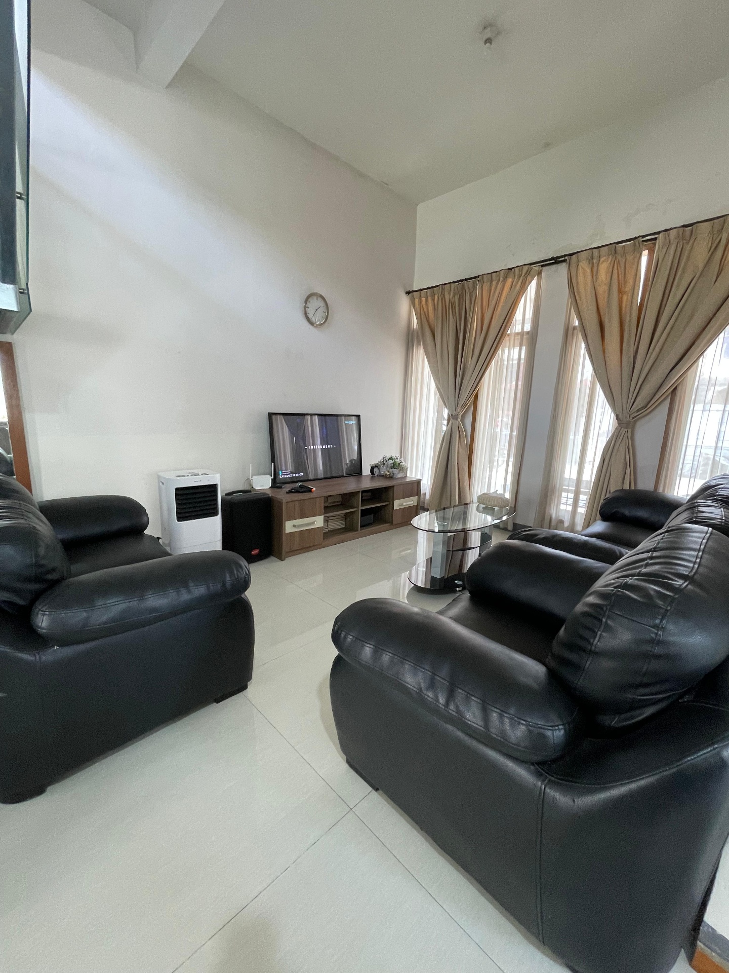 Lounge with smart TV and karaoke