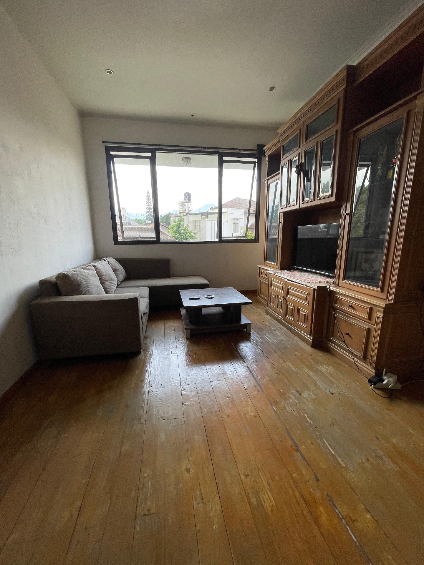 Upstairs sitting room with mountain view